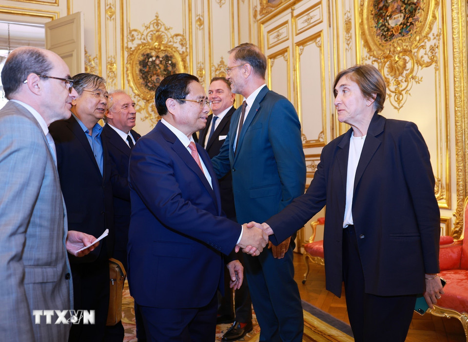 Thủ tướng Phạm Minh Chính gặp các thành viên đoàn Pháp. (Ảnh: Dương Giang/TTXVN)