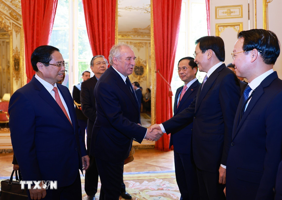 Thủ tướng Phạm Minh Chính giới thiệu với Thủ tướng Pháp François Bayrou thành viên đoàn Việt Nam. (Ảnh: Dương Giang/TTXVN)