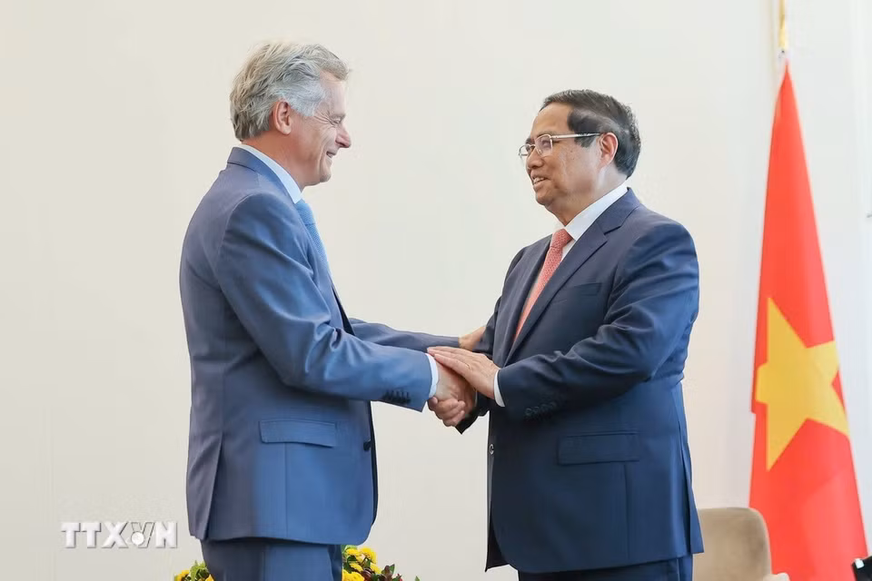 Thủ tướng Phạm Minh Chính tiếp Bí thư toàn quốc Đảng Cộng sản Pháp Fabien Roussel. (Ảnh: Dương Giang/TTXVN)