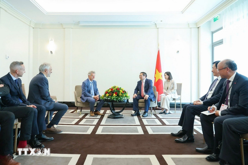 Thủ tướng Phạm Minh Chính tiếp Bí thư toàn quốc Đảng Cộng sản Pháp Fabien Roussel. (Ảnh: Dương Giang/TTXVN)