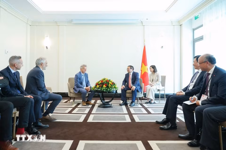 Thủ tướng Phạm Minh Chính tiếp Bí thư toàn quốc Đảng Cộng sản Pháp Fabien Roussel. (Ảnh: Dương Giang/TTXVN)