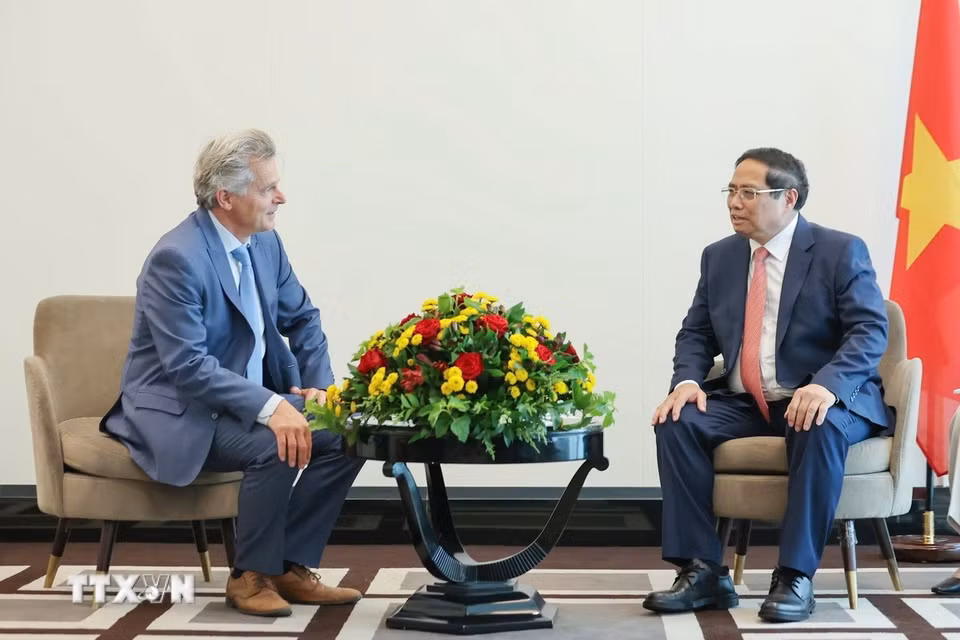 Thủ tướng Phạm Minh Chính tiếp Bí thư toàn quốc Đảng Cộng sản Pháp Fabien Roussel. (Ảnh: Dương Giang/TTXVN)