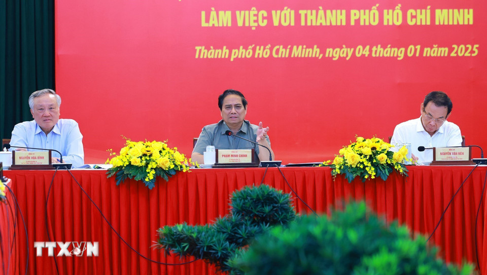 Thủ tướng Phạm Minh Chính làm việc với lãnh đạo Thành phố Hồ Chí Minh về tháo gỡ khó khăn liên quan đến các dự án. (Ảnh: Dương Giang/TTXVN)