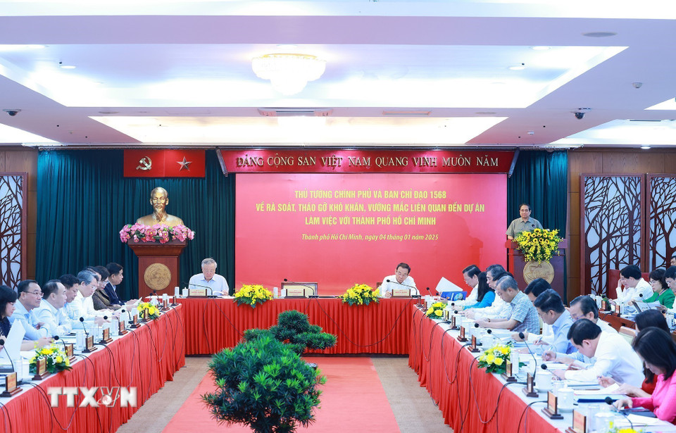 Thủ tướng Phạm Minh Chính làm việc với lãnh đạo Thành phố Hồ Chí Minh về tháo gỡ khó khăn liên quan đến các dự án. (Ảnh: Dương Giang/TTXVN)