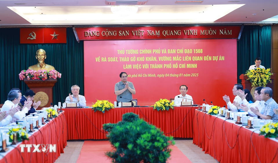 Thủ tướng Phạm Minh Chính làm việc với lãnh đạo Thành phố Hồ Chí Minh về tháo gỡ khó khăn liên quan đến các dự án. (Ảnh: Dương Giang/TTXVN)