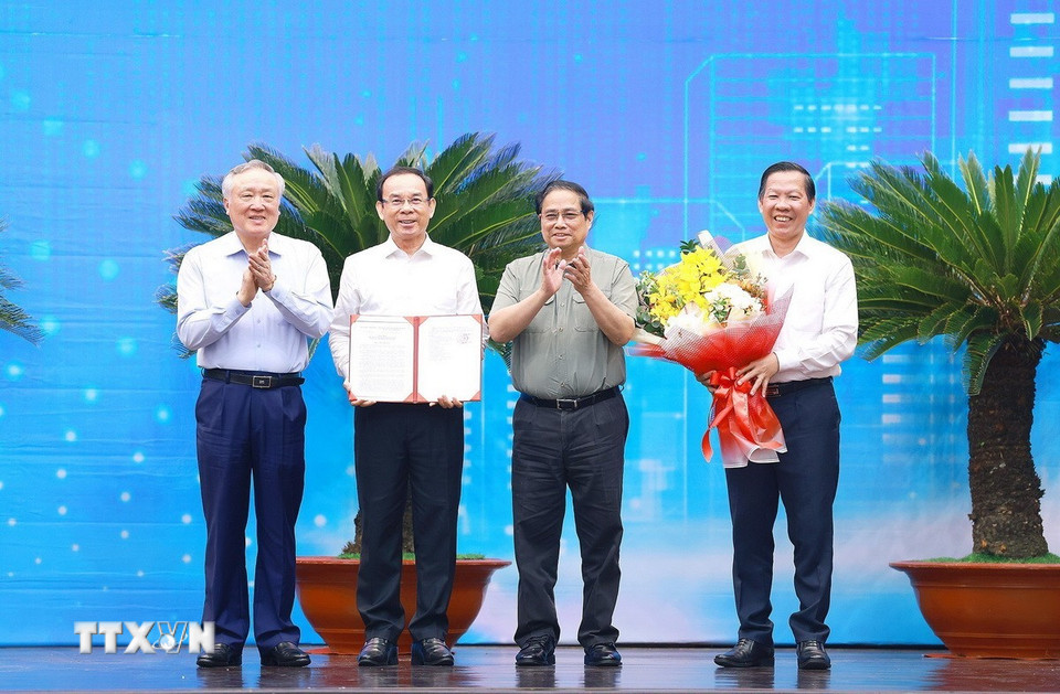 Thủ tướng Phạm Minh Chính trao Quyết định phê duyệt quy hoạch Thành phố Hồ Chí Minh cho lãnh đạo thành phố. (Ảnh: Dương Giang/TTXVN)