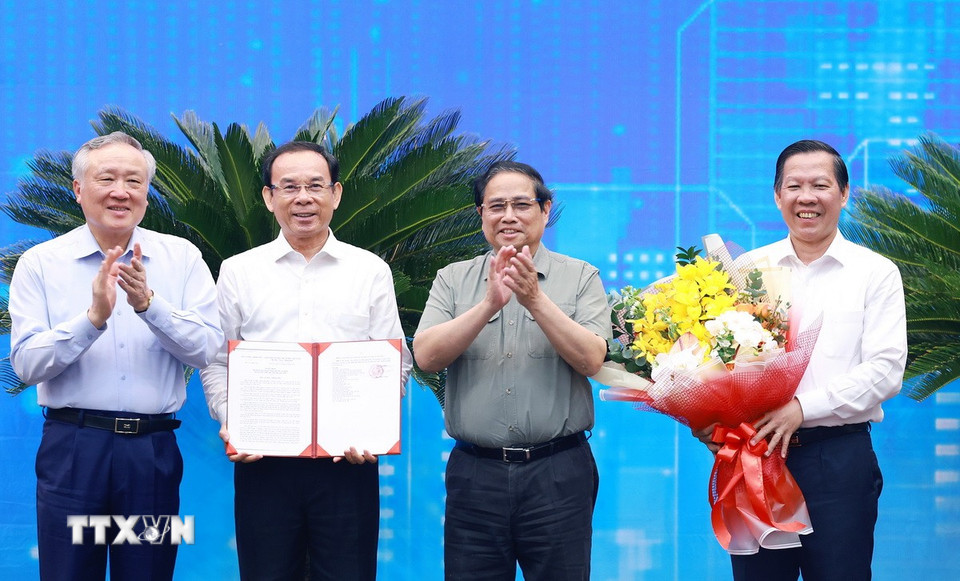 Thủ tướng Phạm Minh Chính trao Quyết định phê duyệt quy hoạch Thành phố Hồ Chí Minh cho lãnh đạo thành phố. (Ảnh: Dương Giang/TTXVN)