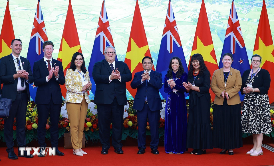 Thủ tướng Phạm Minh Chính và Chủ tịch Quốc hội New Zealand Gerry Brownlee cùng các thành viên đoàn. (Ảnh: Dương Giang/TTXVN)