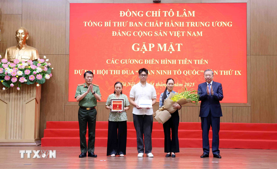 Tổng Bí thư Tô Lâm và Đại tướng Lương Tam Quang, Bộ trưởng Bộ Công an trao quà cho gia đình Liệt sỹ Đặng Anh Quân, nguyên Đội trưởng Đội Phòng cháy Chữa cháy và Cứu nạn Cứu hộ (Công an quận Cầu Giấy trước đây), Công an thành phố Hà Nội. (Ảnh: Phạm Kiên/TTXVN)