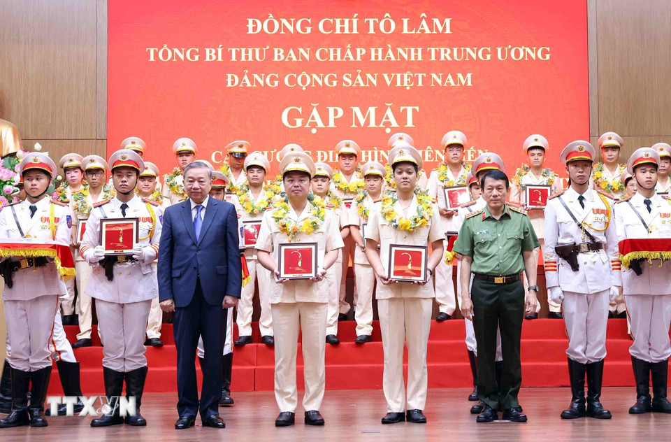 Tổng Bí thư Tô Lâm và Đại tướng Lương Tam Quang, Bộ trưởng Bộ Công an tuyên dương các điển hình tiên tiến trong Công an nhân dân và lực lượng bảo vệ an ninh trật tự ở cơ sở. (Ảnh: Phạm Kiên/TTXVN)