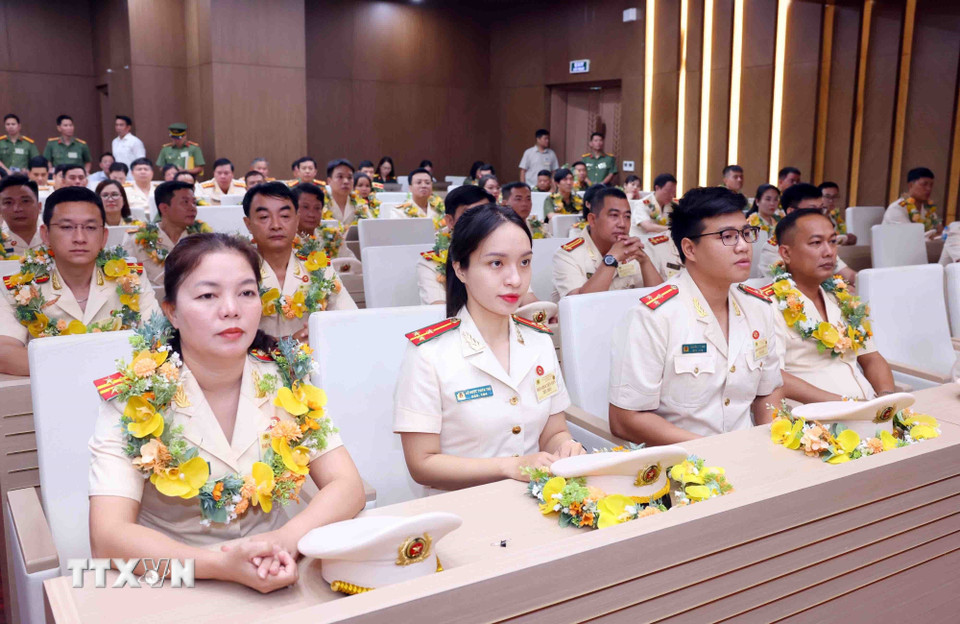 Các điển hình tiên tiến trong lực lượng Công an nhân dân tại buổi gặp mặt. (Ảnh: Phạm Kiên/TTXVN)