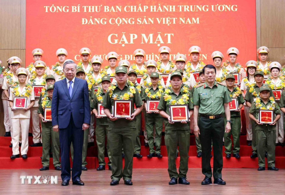Tổng Bí thư Tô Lâm và Đại tướng Lương Tam Quang, Bộ trưởng Bộ Công an tuyên dương các điển hình tiên tiến trong Công an nhân dân và lực lượng bảo vệ an ninh trật tự ở cơ sở. (Ảnh: Phạm Kiên/TTXVN)