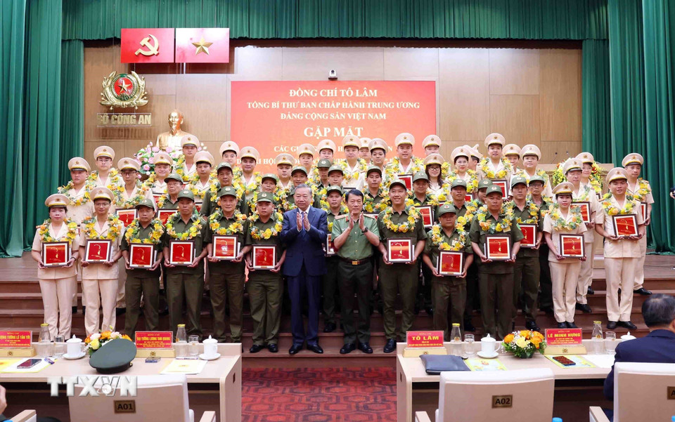 Tổng Bí thư Tô Lâm và Đại tướng Lương Tam Quang, Bộ trưởng Bộ Công an với các điển hình tiên tiến trong Công an nhân dân và lực lượng bảo vệ an ninh trật tự ở cơ sở. (Ảnh: Phạm Kiên/TTXVN)