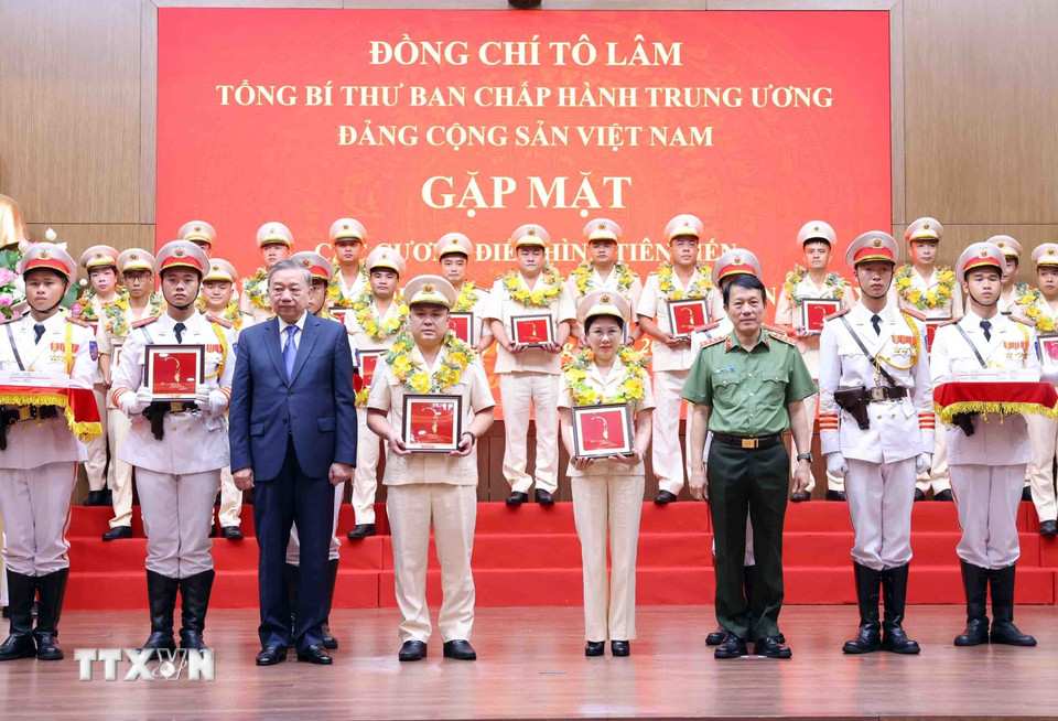 Tổng Bí thư Tô Lâm và Đại tướng Lương Tam Quang, Bộ trưởng Bộ Công an tuyên dương các điển hình tiên tiến trong Công an nhân dân và lực lượng bảo vệ an ninh trật tự. (Ảnh: Phạm Kiên/TTXVN)