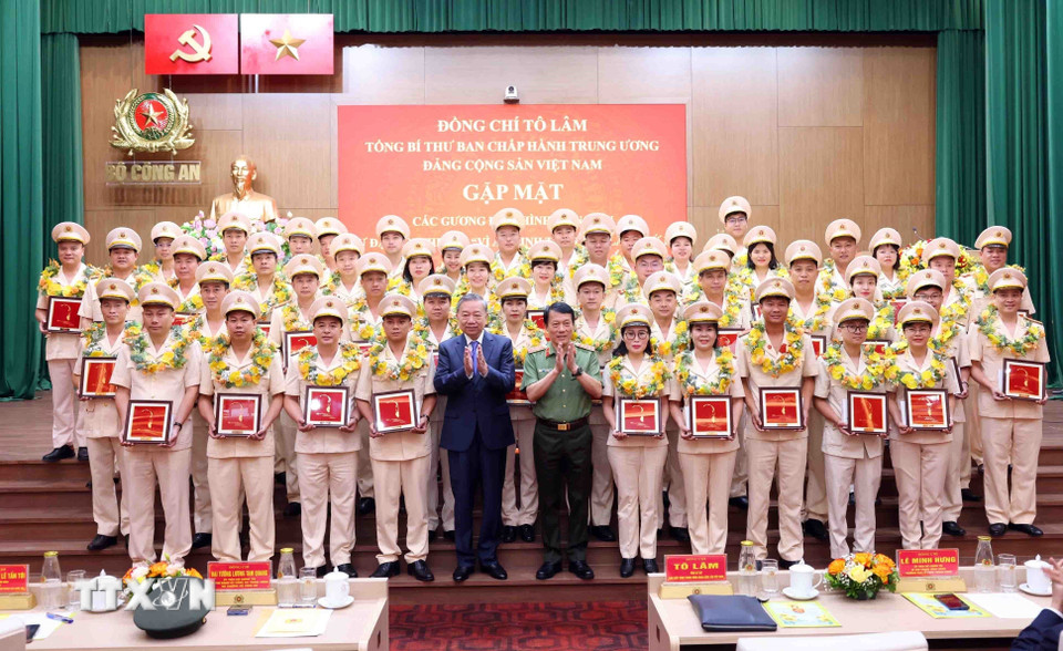 Tổng Bí thư Tô Lâm và Đại tướng Lương Tam Quang, Bộ trưởng Bộ Công an với các điển hình tiên tiến trong Công an nhân dân. (Ảnh: Phạm Kiên/TTXVN)