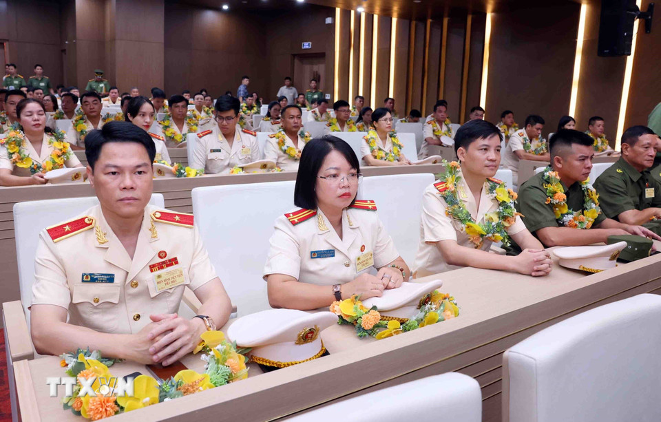 Các điển hình tiên tiến trong lực lượng Công an nhân dân tại buổi gặp mặt. (Ảnh: Phạm Kiên/TTXVN)