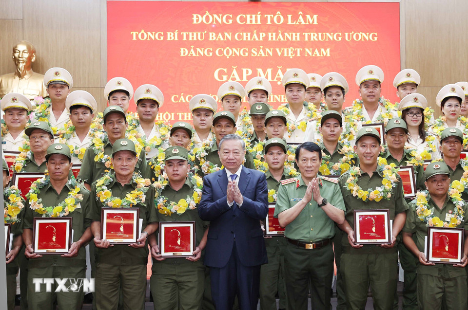 Tổng Bí thư Tô Lâm với các điển hình tiên tiến trong Công an nhân dân và lực lượng bảo vệ an ninh trật tự. (Ảnh: Thống Nhất/TTXVN)