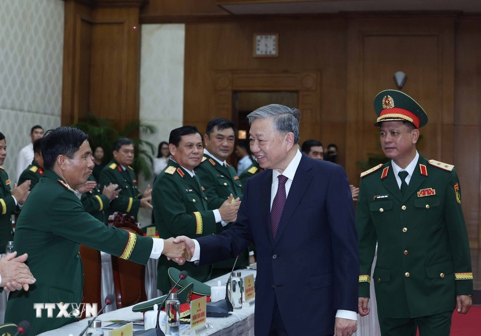 Tổng Bí thư Tô Lâm, Bí thư Quân ủy Trung ương thăm và làm việc tại Quân khu 7. (Ảnh: Thống Nhất/TTXVN)