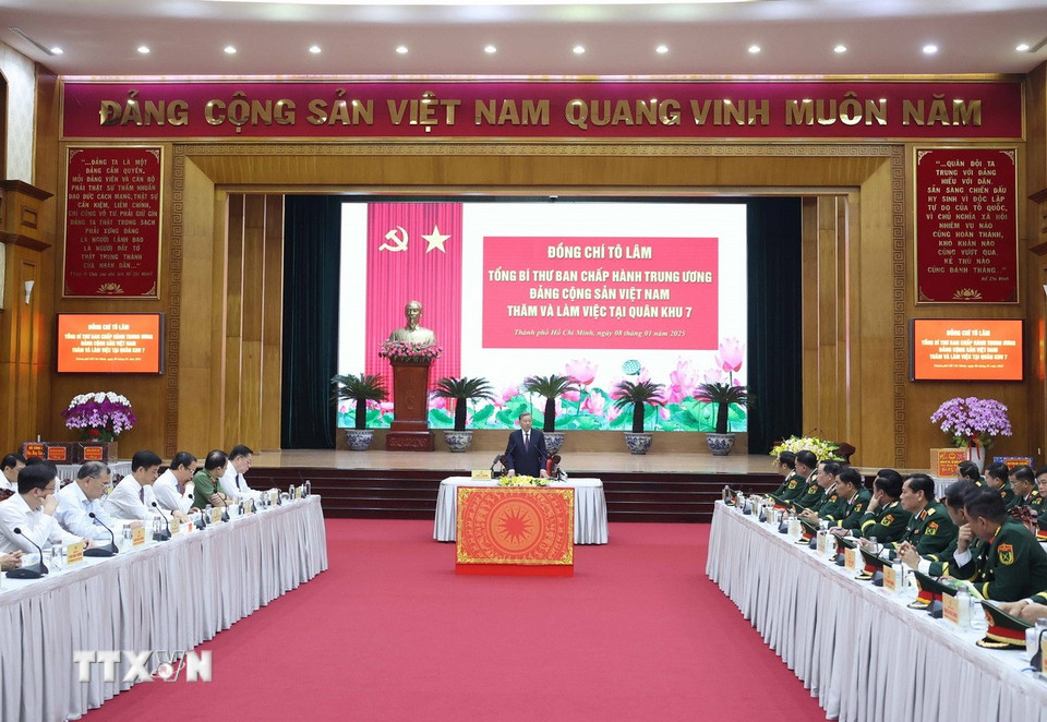 Tổng Bí thư Tô Lâm, Bí thư Quân ủy Trung ương làm việc với lãnh đạo Quân khu 7. (Ảnh: Thống Nhất/TTXVN)