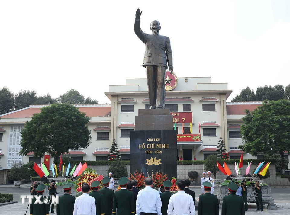 Tổng Bí thư Tô Lâm, Bí thư Quân ủy Trung ươn dâng hương tưởng nhớ Chủ tịch Hồ Chí Minh. ((Ảnh: Thống Nhất/TTXVN)