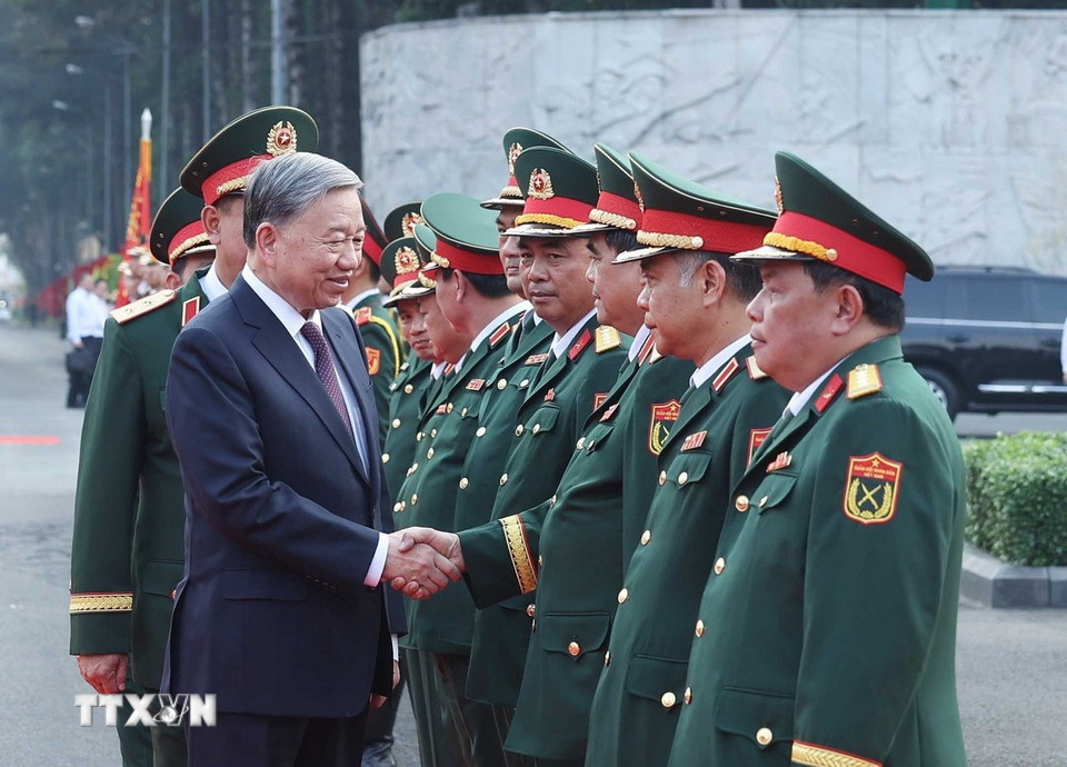Tổng Bí thư Tô Lâm, Bí thư Quân ủy Trung ương, thăm và làm việc tại Quân khu 7. (Ảnh: Thống Nhất/TTXVN)