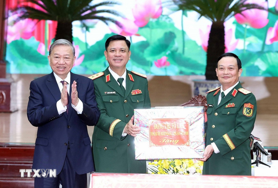Tổng Bí thư Tô Lâm, Bí thư Quân ủy Trung ương, tặng quà cho cán bộ, chiến sỹ Quân khu 7. (Ảnh: Thống Nhất/TTXVN)