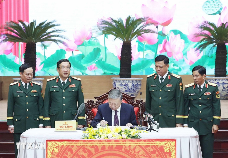 Tổng Bí thư Tô Lâm, Bí thư Quân ủy Trung ương, ghi sổ vàng lưu niệm. (Ảnh: Thống Nhất/TTXVN)