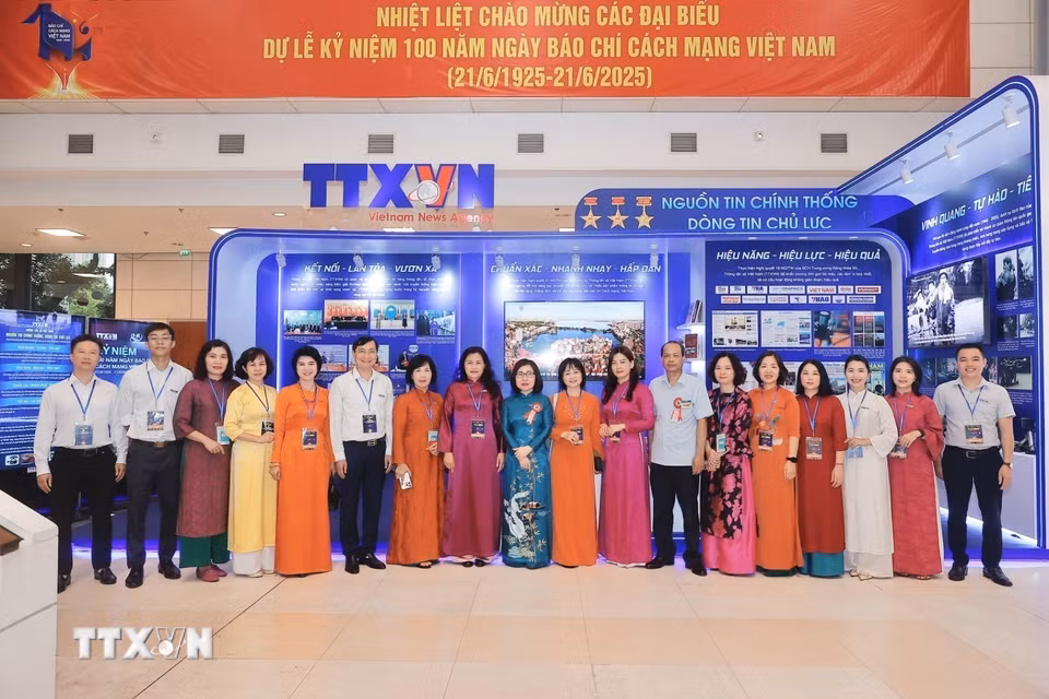 Các đại biểu tại không gian trưng bày của TTXVN. (Ảnh: TTXVN)