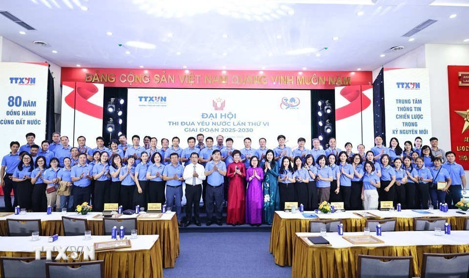 Đồng chí Vũ Việt Trang, Bí thư Đảng ủy, Tổng giám đốc, Chủ tịch Liên chi hội nhà báo, Chủ tịch Hội đồng thi đua khen thưởng của TTXVN cùng các đại biểu. (Ảnh: Minh Đức/TTXVN)