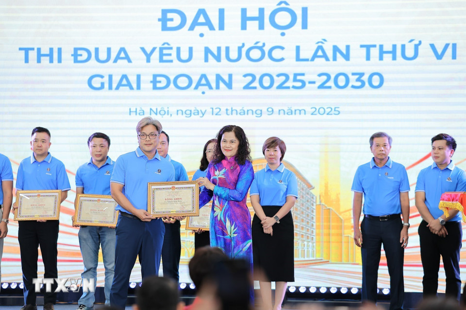 Phó tổng giám đốc Nguyễn Thị Sự trao Bằng khen của Tổng Giám Đốc TTXVN cho Đồng chí Nguyễn Đăng Khoa, Trưởng phòng tổng hợp, Công ty TNHH MTV In và Thương mại TTXVN. (Ảnh: Lê Đông/TTXVN)