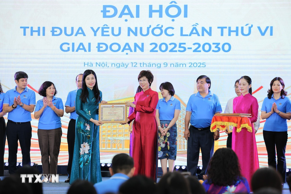 Đồng chí Vũ Việt Trang, Bí thư Đảng ủy, Tổng giám đốc, Chủ tịch Hội đồng Thi đua - Khen thưởng TTXVN trao Bằng khen của Tổng Giám Đốc TTXVN cho Đồng chí Đỗ Thị Trang, Phó bí thư chuyên trách Đảng ủy TTXVN. (Ảnh: Lê Đông/TTXVN)