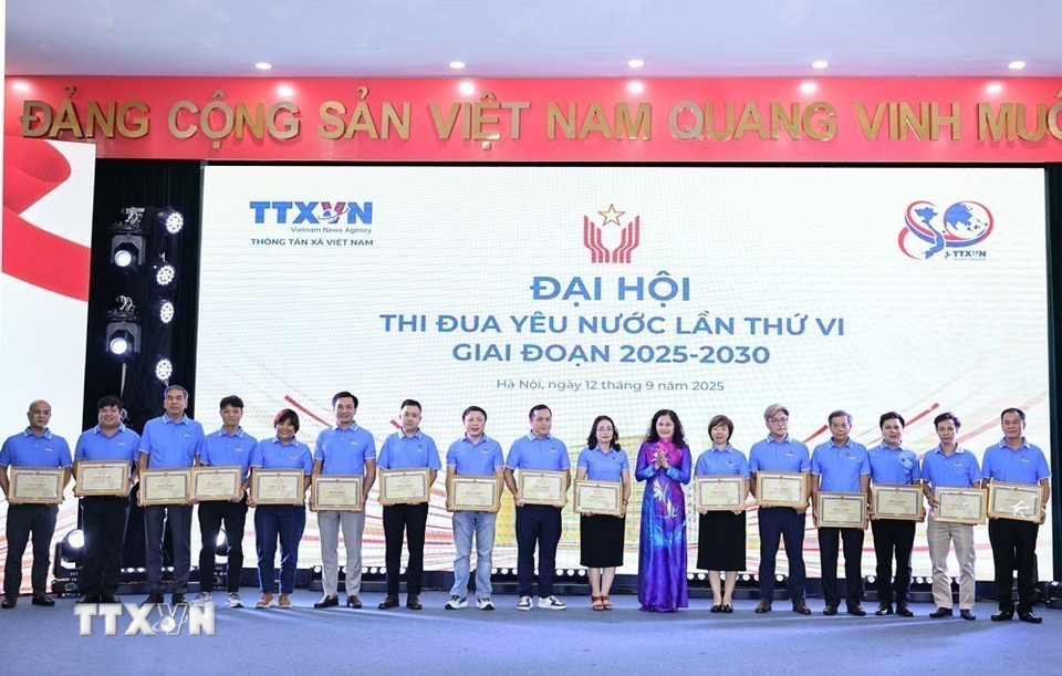 Đồng chí Nguyễn Thị Sự, Ủy viên Ban Thường vụ Đảng ủy, Phó Tổng giám đốc, Phó Chủ tịch Hội đồng thi đua khen thưởng của TTXVN trao Bằng khen cho các cá nhân có thành tích xuất sắc trong phong trào thi đua giai đoạn 2020-2025. (Ảnh: Minh Đức/TTXVN)