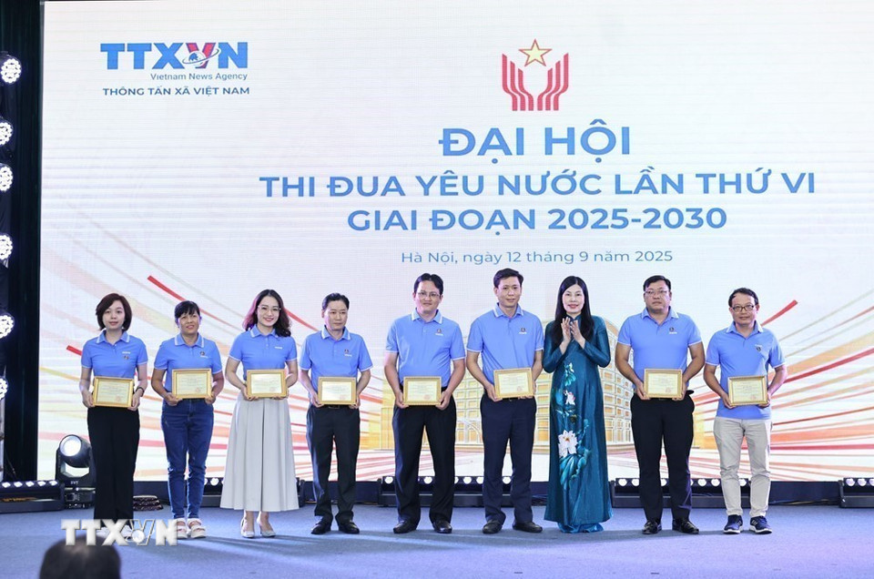 Đồng chí Đỗ Thị Trang, Phó Bí thư Đảng ủy chuyên trách trao Kỷ niệm chương “Vì sự nghiệp Thông tấn” nhân dịp 80 năm Ngày truyền thống Thông tấn xã Việt Nam cho các cá nhân. (Ảnh: Minh Đức/TTXVN)