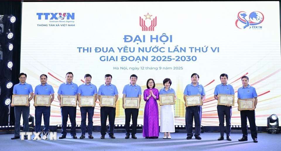 Đồng chí Đoàn Thị Tuyết Nhung, Ủy viên Ban Thường vụ Đảng ủy, Phó Tổng giám đốc, Phó Chủ tịch Hội đồng thi đua khen thưởng của TTXVN trao Bằng khen của Tổng giám đốc cho các tập thể có thành tích xuất sắc trong phong trào thi đua giai đoạn 2020-2025. (Ảnh: Minh Đức/TTXVN)