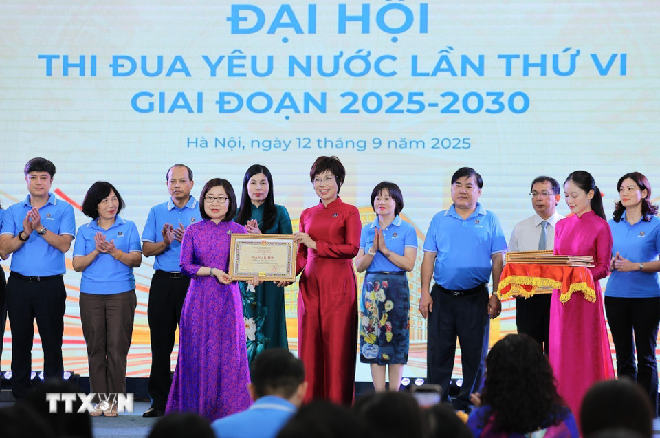 Bí thư Đảng ủy, Tổng giám đốc, Chủ tịch Hội đồng Thi đua - Khen thưởng TTXVN Vũ Việt Trang trao Bằng khen của Tổng Giám Đốc TTXVN cho Đồng chí Đoàn Thị Tuyết Nhung, Phó Tổng giám đốc TTXVN. (Ảnh: Lê Đông/TTXVN)