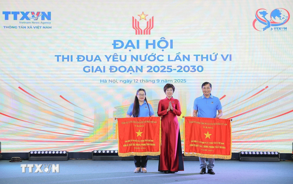 Đồng chí Vũ Việt Trang, Bí thư Đảng ủy, Tổng giám đốc, Chủ tịch Hội đồng Thi đua - Khen thưởng TTXVN trao Cờ thi đua của Chính phủ cho các tập thể Ban biên tập tin Thế giới, Báo Điện tử Vietnam Plus. (Ảnh: Lê Đông/TTXVN)