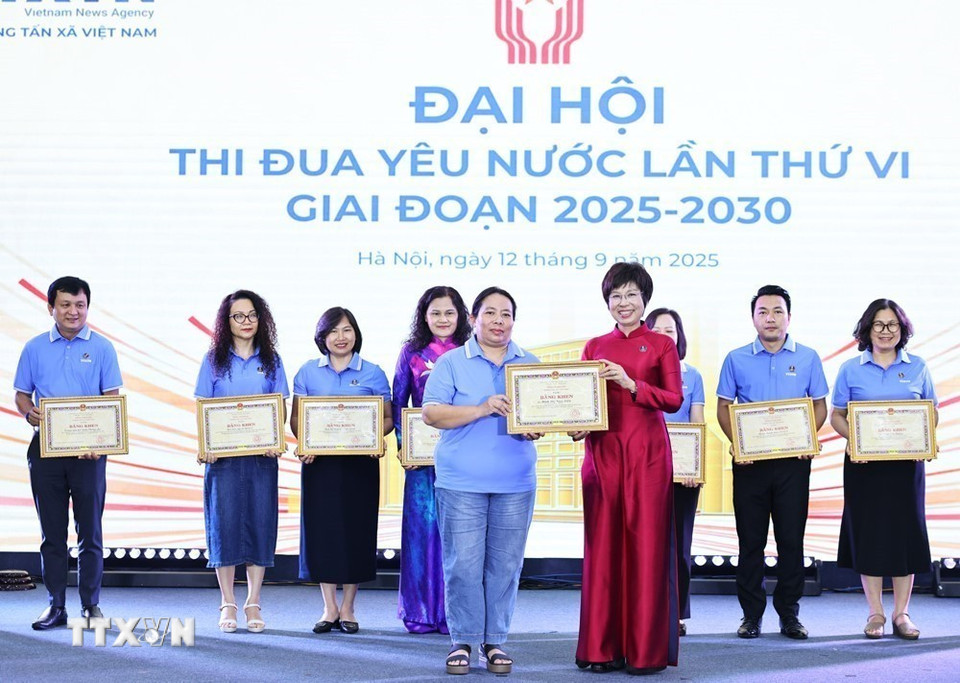 Đồng chí Vũ Việt Trang, Bí thư Đảng ủy, Tổng giám đốc, Chủ tịch Liên chi hội nhà báo, Chủ tịch Hội đồng thi đua khen thưởng của TTXVN trao Bằng khen cho đồng chí Đinh Ngọc Liên, Phó Ban biên tập Ảnh TTXVN đã có thành tích xuất sắc trong thực hiện các công trình, phần việc chào mừng 80 năm ngày truyền thống TTXVN. (Ảnh: Minh Đức/TTXVN)