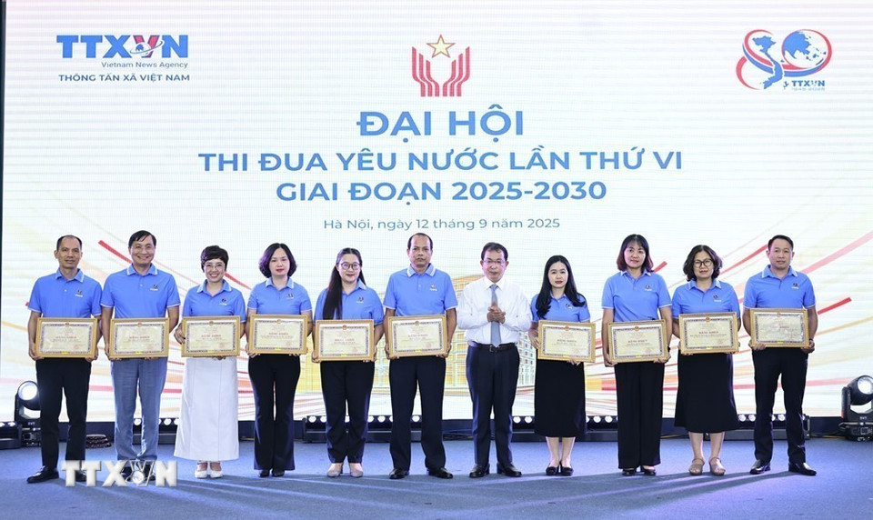 Đồng chí Nguyễn Tuấn Hùng, Phó Bí thư thường trực Đảng ủy, Phó Tổng giám đốc, Phó Chủ tịch Hội đồng thi đua khen thưởng của TTXVN trao Bằng khen của Tổng giám đốc cho các tập thể có thành tích xuất sắc trong phong trào thi đua giai đoạn 2020-2025. (Ảnh: Minh Đức/TTXVN)