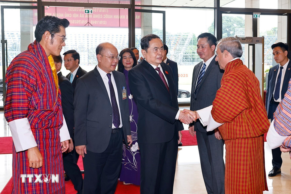 Quốc vương Jigme Khesar Namgyel Wangchuck giới thiệu thành viên đoàn đại biểu Bhutan với Chủ tịch Quốc hội Trần Thanh Mẫn. (Ảnh: Doãn Tấn/TTXVN)