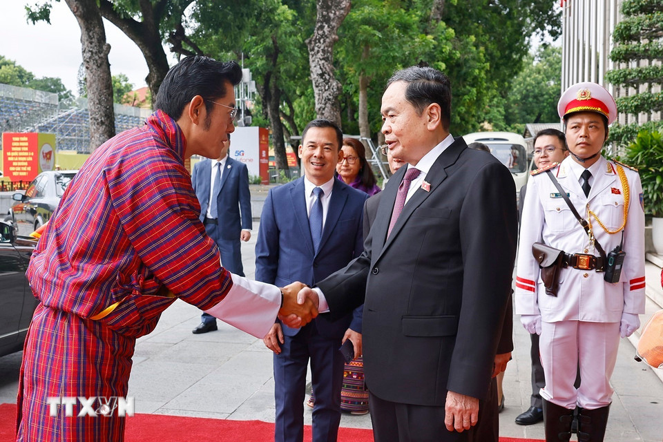 Chủ tịch Quốc hội Trần Thanh Mẫn đón Quốc vương Bhutan Jigme Khesar Namgyel Wangchuck. (Ảnh: Doãn Tấn/TTXVN)