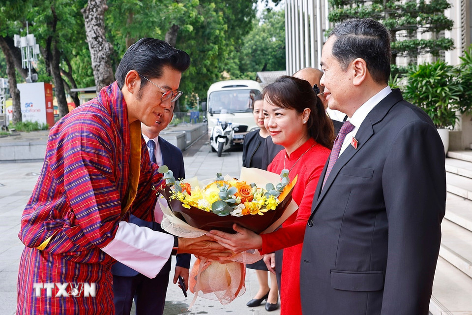 Chủ tịch Quốc hội Trần Thanh Mẫn đón Quốc vương Bhutan Jigme Khesar Namgyel Wangchuck. (Ảnh: Doãn Tấn/TTXVN)