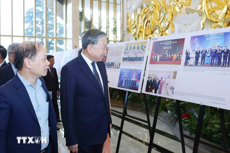 Tổng Bí thư Tô Lâm tham quan Trưng bày ảnh các hoạt động tiêu biểu của ngành Tuyên giáo và Dân vận năm 2025, do Thông tấn xã Việt Nam thực hiện. (Ảnh: Phương Hoa/TTXVN)