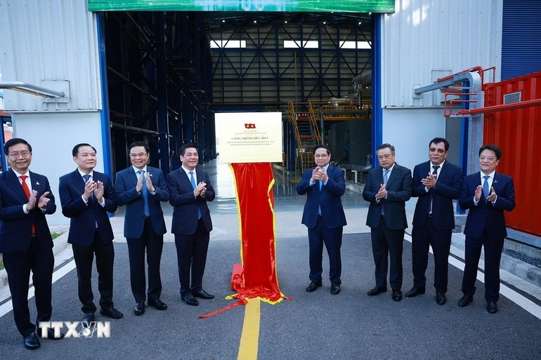 Thủ tướng Phạm Minh Chính và các đại biểu dự Lễ khánh thành Nhà máy Điện khí LNG Nhơn Trạch 3 và 4 và thực hiện nghi thức gắn biển Công trình chào mừng Đại hội XIV của Đảng. (Ảnh: Dương Giang/TTXVN)