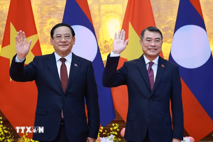 Thủ tướng Lê Minh Hưng và Thủ tướng Lào Sonexay Siphandone chụp ảnh chung trước hội đàm. (Ảnh: Dương Giang/TTXVN)