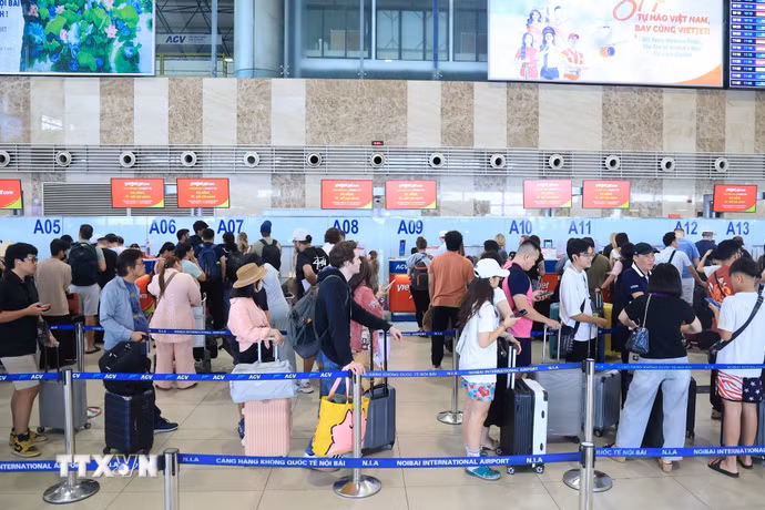 Người dân và du khách làm thủ tục tại nhà ga nội địa T1 sân bay quốc tế Nội Bài. (Ảnh: Quốc KhánhTTXVN)