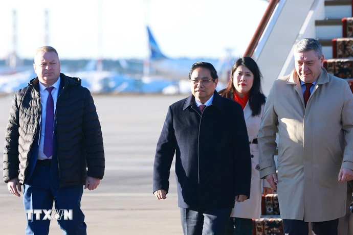 Thứ trưởng Bộ Ngoại giao Liên bang Nga Rudenko Andrey Yurevych đón Thủ tướng Phạm Minh Chính tại sân bay Vnukovo 2, thủ đô Moskva. (Ảnh: Dương Giang/TTXVN)