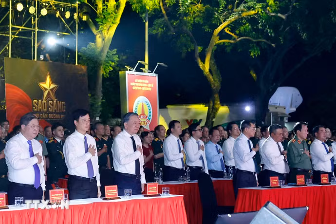 Tổng Bí thư, Chủ tịch nước Tô Lâm, Thủ tướng Lê Minh Hưng và các đại biểu tại điểm cầu Hà Nội. (Ảnh: Thống Nhất/TTXVN)