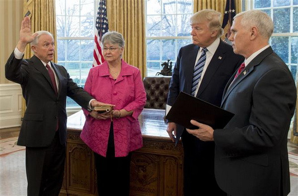 Các nghị sỹ Dân chủ chỉ trích quyết định cách chức Bộ trưởng Tư pháp ảnh 1