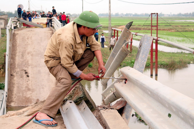Hà Tĩnh: Thuê máy cẩu trục vớt sà lan đâm gãy cầu dân sinh ảnh 1