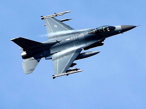 Syria: Liên quân do Mỹ dẫn đầu không kích gần sân bay Deir al-Zor ảnh 1